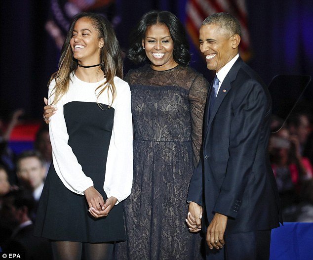 Gia đình Obama cười tươi bên nhau sau khi ông kết thúc bài phát biểu - Ảnh: EPA