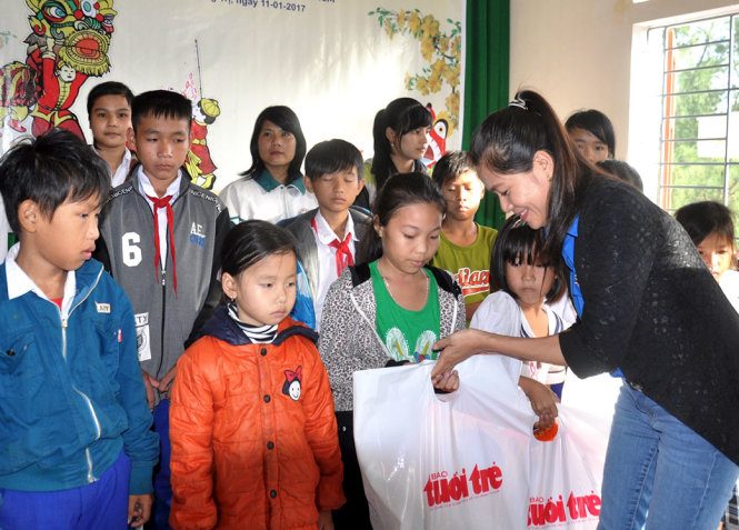 Chị Nguyễn Thị Thu Hà, phó bí thư thường trực tỉnh đoàn Quảng Trị trao quà của chương trình “Tết yêu thương”  cho các em thiếu nhi  - Ảnh: LÊ ĐỨC DỤC