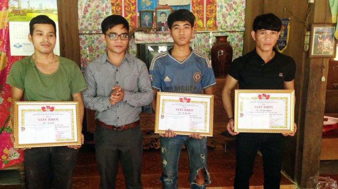 Anh Alăng Trượp - phó bí thư huyện đoàn Nam Giang trao giấy khen cho ba thanh niên dũng cảm cứu người - Ảnh: Huyện đoàn Nam Giang cung cấp
