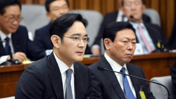 Ông Lee Jae Yong (trái) trả lời trong buổi thẩm vấn của Ủy ban Quốc hội Hàn Quốc liên quan bê bối Choigate vào ngày 6-12-2016 ở Seoul - Ảnh: AFP