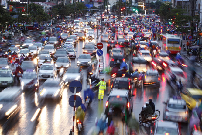 Lực lượng giao thông phải liên tục làm việc từ khoảng 4g-6g để các phương tiện có thể di chuyển nhịp nhàng. Trong ảnh: Một đồng chí CSGT làm việc tại một nút giao trên đường Tây Sơn, Nguyễn Lương Bằng - Ảnh: NAM TRẦN