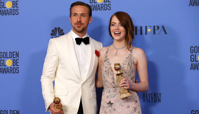 Hai diễn viên chính trong phim La La Land, Ryan Gosling và Emma Stone tại lễ trao giải Quả cầu vàng - Ảnh: Reuters