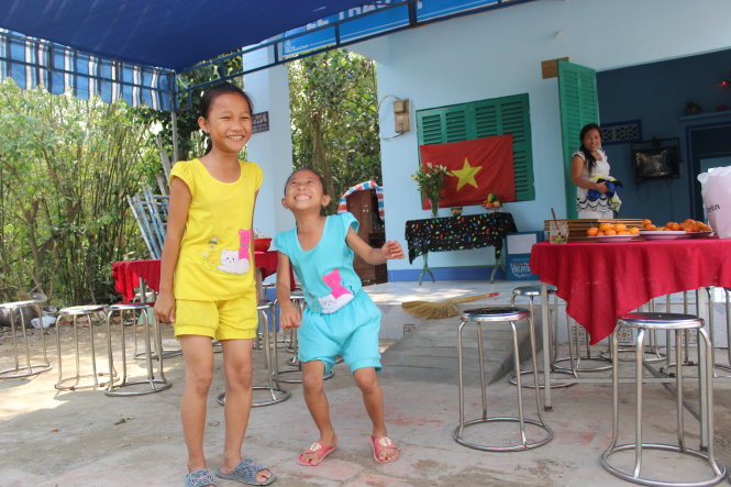 Niềm vui của hai bé Yến Trang, Yến Xuân - con ông Phước - trong căn nhà mới - Ảnh: Mai Hoa