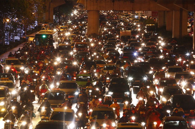 Hàng ngàn phương tiện mắc kẹt tại đường Nguyễn Trãi - Ảnh: NAM TRẦN