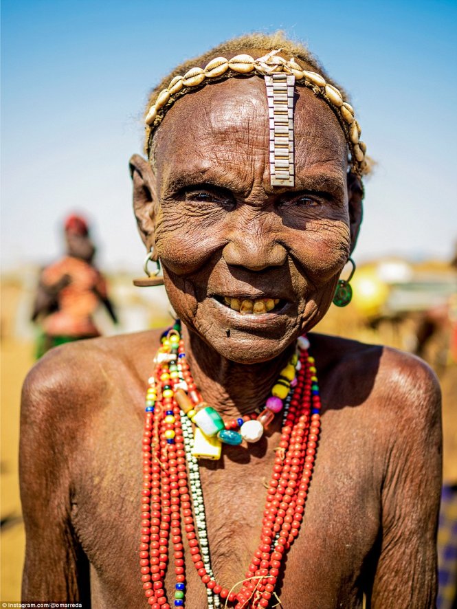 Vào bộ lạc Ethiopia xem phụ nữ thổ dân làm điệu - Tuổi Trẻ Online