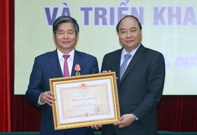 Thủ tướng Nguyễn Xuân Phúc trao Huân chương Độc lập hạng nhì cho nguyên bộ trưởng Bộ Kế hoạch - đầu tư Bùi Quang Vinh vì những đóng góp của ông đối với đất nước - Ảnh: Cổng TTCP