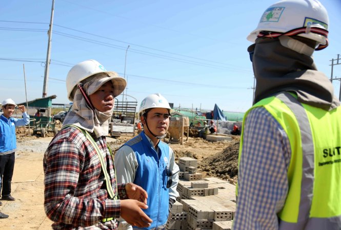 Kỹ sư Lâm Văn Điệp (giữa) hướng dẫn các công nhân Myanmar làm việc tại Khu công nghiệp Thilawa, nơi có nhiều dự án của các công ty VN - Ảnh: Nguyên Khôi