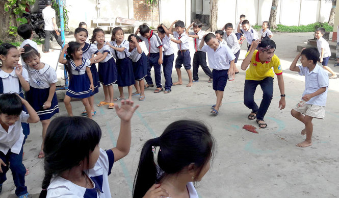 Ngay khi vừa đến đảo, các chiến sĩ XTN liền tổ chức các trò chơi cho các em học sinh trên đảo - Ảnh: QUANG PHƯƠNG