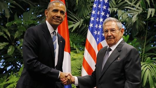 Tổng thống Mỹ Barack Obama (trái) và chủ tịch Cuba Raul Castro bắt tay nhau tại cuộc gặp đầu tiên của họ tại Havana trong ngày thứ hai của chuyến công du tới Cuba của ông Obama, ngày 21-3-2016 - Ảnh: Reuters