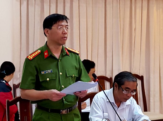 Đại tá Nguyễn Xuân Hồng - phó giám đốc Công an tỉnh Phú Yên - cho biết kết quả điều tra sơ bộ cho thấy khả năng các nạn nhân chết do ngạt khí độc - Ảnh: Duy Thanh
