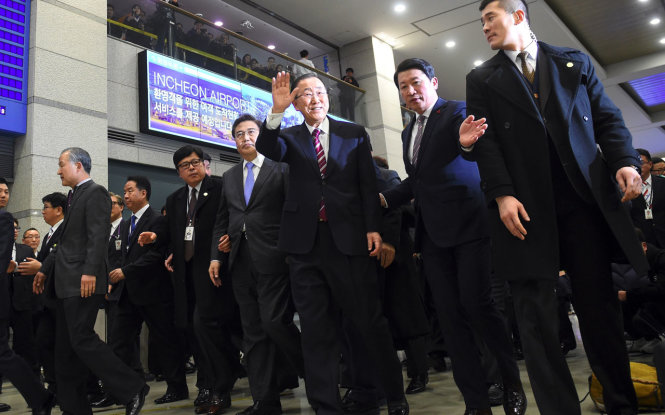 Ông Ban Ki Moon thu hút sự chú ý lớn khi trở về nước - Ảnh: Guardian