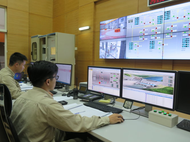 Các kỹ sư trẻ quản lý, vận hành Nhà máy thủy điện Lai Châu - Ảnh: T.Vũ