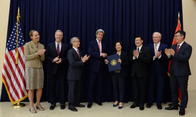 Ngoại trưởng Mỹ John Kerry (thứ tư từ trái sang) trao quyết định tài trợ tài chính cho trường ĐH Fulbright Việt Nam - Ảnh: Thuận Thắng