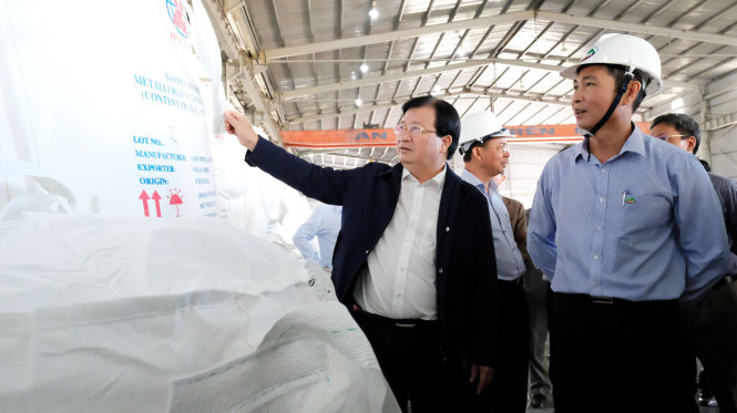 Phó thủ tướng Trịnh Đình Dũng kiểm tra khu vực sản xuất alumin - Ảnh: Mai Vinh