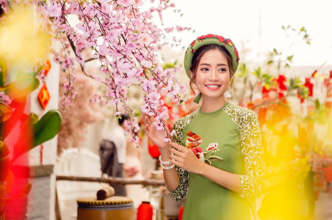 Hoa hậu biển Ninh Hoàng Ngân với một mẫu áo dài giới thiệu cho ngày Tết - Ảnh: Alexz