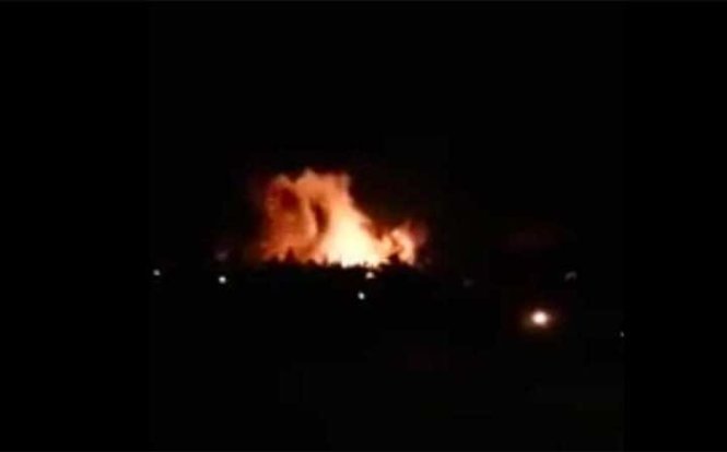Khói lửa tại sân bay quân đội phía tây Damascus - Ảnh: Telegraph