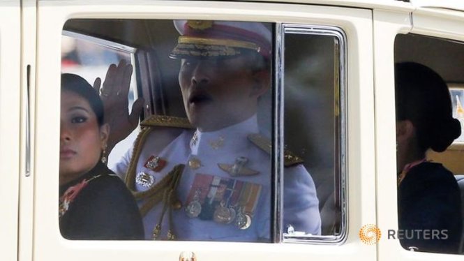 Quốc vương Maha Vajiralongkorn trên đường đến Hoàng cung Thái Lan tại Bangkok - Ảnh: Reuters