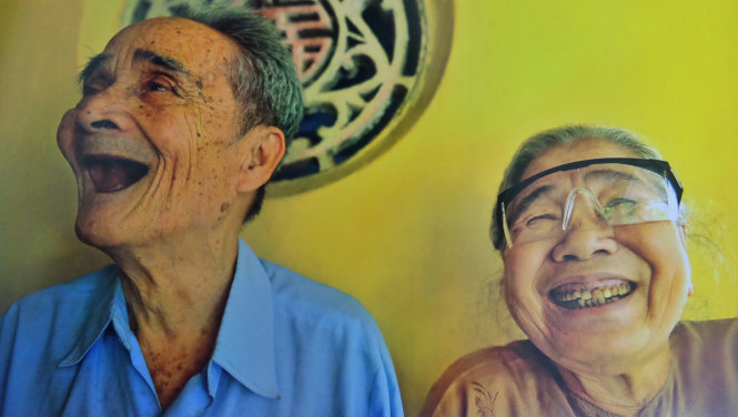 Vợ chồng nghệ nhân ưu tú ví dặm Nguyễn Trọng Đổng trong tập sách ảnh của Nguyễn Á - Ảnh chụp lại: Minh Trang