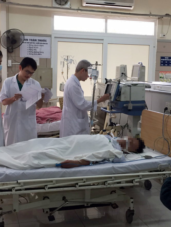 Các bác sĩ Trung tâm chống độc Bệnh viện Bạch Mai (Hà Nội) đang cấp cứu cho một bệnh nhân bị ngộ độc rượu - Ảnh: L.ANH