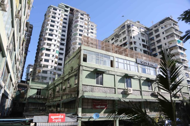Các tòa nhà ở Myanmar rất cũ kỹ nhưng lại có giá thuê rất đắt - Ảnh: N.K.