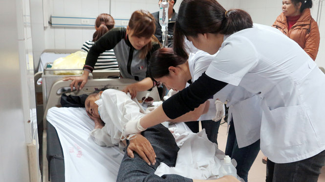 Các bác sĩ, y tá Bệnh viện đa khoa 115 Nghệ An đang chăm sóc cho các nạn nhân bị thương trong vụ lật xe khách giường nằm trên quốc lộ 1 chiều 14-1 - Ảnh: TÌNH HUÊ