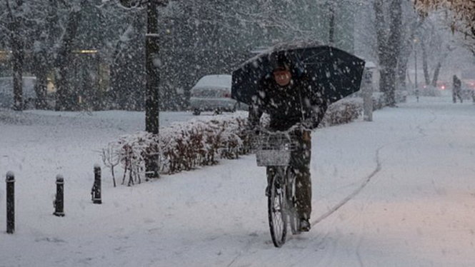 Người dân đi trong tuyết rơi tại Ljubljana, Slovenia - Ảnh: Getty