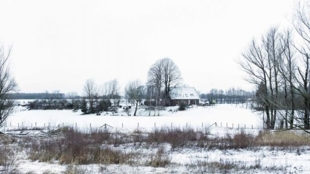 Tuyết trắng xóa ở Nijmegen, phía đông Hà Lan hôm 13-1 - Ảnh: EPA