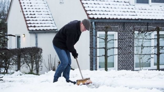 Một người đàn ông ở Nijmegen, Hà Lan dọn tuyết hôm 13-1 - Ảnh: EPA