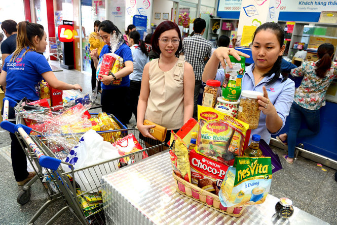 Khách chọn đặt hàng mua giỏ quà tết tại một siêu thị trên đường Đinh Tiên Hoàng, Q. 1, TP.HCM - Ảnh: QUANG ĐỊNH