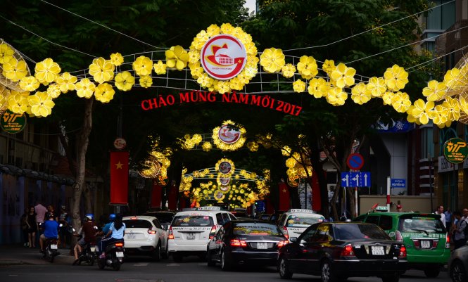 Đường Đồng Khởi, TP.HCMđược trang trí hoa mai vàng - Ảnh: HỮU THUẬN