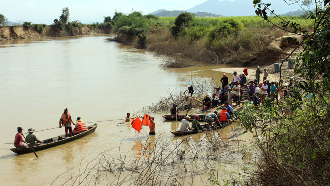 Đội cứu hộ tìm kiếm thi thể anh Quyền trên sông Krông Ana ngày 12-1 - Ảnh: THÁI THỊNH