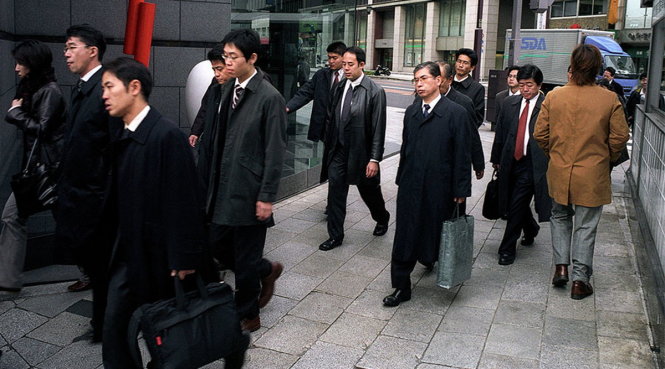 Nghiên cứu của chính phủ Nhật cho biết nhiều nhân viên ở nước này phải làm thêm giờ, có khi trên 80 tiếng mỗi tháng - Ảnh: Reuters