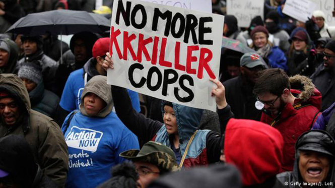 Người biểu tình phản đối các vụ nổ súng nhắm vào người da đen của cảnh sát Mỹ - Ảnh: AFP