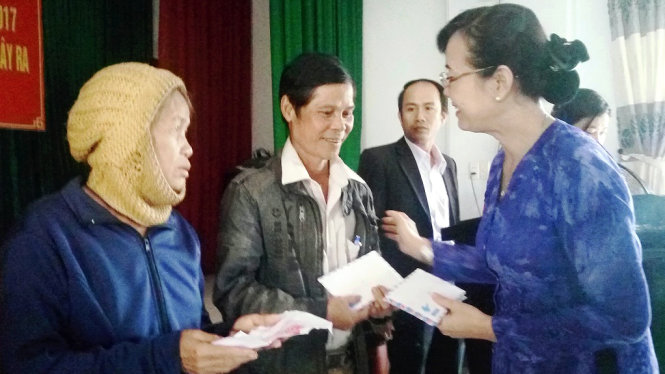 Bà Nguyễn Thị Quyết Tâm trao quà tết cho người dân vùng lũ Quảng Nam - Ảnh: C.Đ