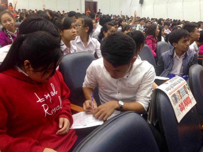 Do có quá nhiều lượt giơ tay, nhóm học sinh trường THPT Tân Phước Khánh (Bình Dương) viết câu hỏi gửi ban tư vấn. Trường này đưa khoảng 300 học sinh đến ngày hội - Ảnh: Tường Hân