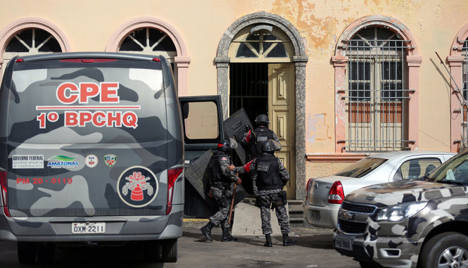 Cảnh sát đặc nhiệm Brazil xông vào một nhà tù sau khi có bạo loạn - Ảnh: Reuters