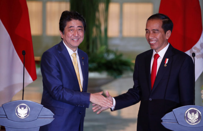 Thủ tướng Nhật Shinzo Abe gặp tổng thống Indonesia Joko Widodo - Ảnh: Reuters