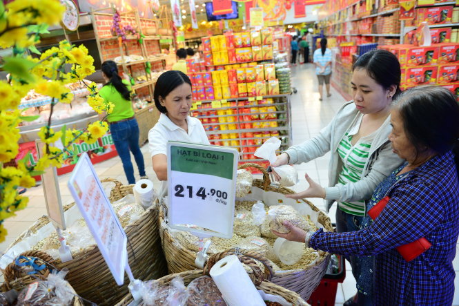 Người dân mua sắm các mặt hàng phục vụ tết tại một siêu thị trên đường Hoàng Văn Thụ, Q.Phú Nhuận, TP.HCM - Ảnh: QUANG ĐỊNH