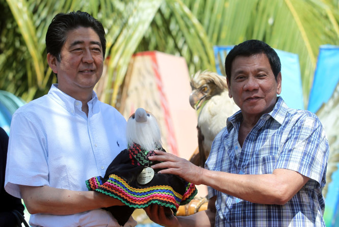 Thủ tướng Nhật Bản Shinzo Abe (trái) gặp Tổng thống Philippines Rodrigo Duterte tại Manila hôm 12-1 - Ảnh: Reuters