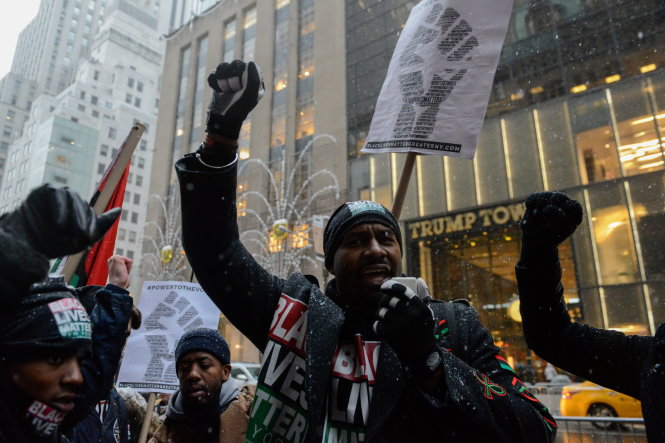 Cuộc tuần hành của nhóm Black Lives Matter trước tòa nhà Trump Tower ở New York ngày 14-1 - Ảnh: Reuters