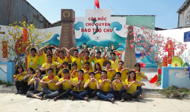 Niềm vui của các chiến sĩ Xuân tình nguyện bên cột mốc chủ quyền đảo Thổ Chu vừa được sơn vẽ lại - Ảnh: QUANG PHƯƠNG