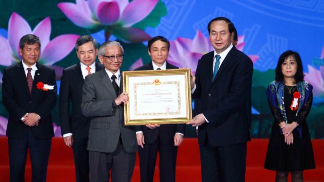 Chủ tịch nước Trần Đại Quang trao tặng Giải thưởng Hồ Chí Minh về Khoa học và Công nghệ cho GS Sử học Phan Huy Lê