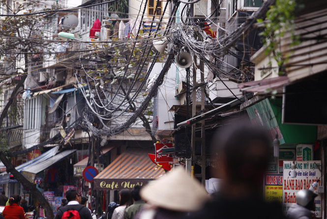 Cặp loa phường gắn giữa loạt dây điện chằng chịt trên phố Hàng Gai - Ảnh: NAM TRẦN