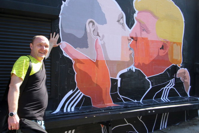 Tranh tường của nhà hàng Keule Ruke tại thủ đô Vilnius (Lithuania) hoàn tất hôm 13-5-2016 mô tả nụ hôn giữa ông Trump và ông Putin từng gây sốt trên các trang mạng xã hội vì tính hài hước của nó Ảnh: AFP