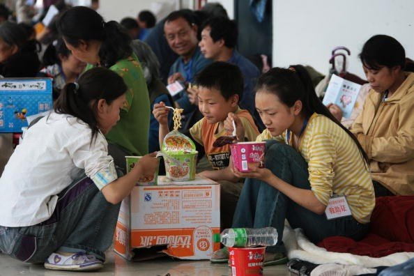 Du khách Trung Quốc đi đông nhưng chi dùng ít và bị đánh giá là chỉ ăn mì ly tự mang theo - Ảnh: AFP