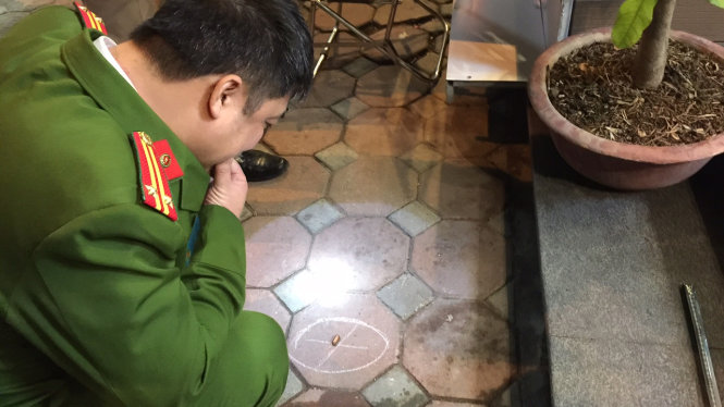 Một vỏ đạn rơi lại trước cửa nhà số 38 phố Phan Bội Châu - Ảnh: Thân Hoàng