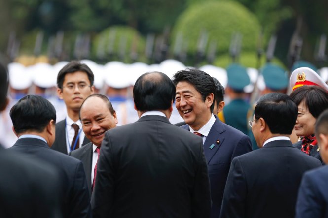 Thủ tướng Shinzo Abe chào hỏi các quan chức Chính phủ Việt Nam tại lễ đón ở Phủ Chủ tịch ngày 16-1  - Ảnh: Việt Dũng
