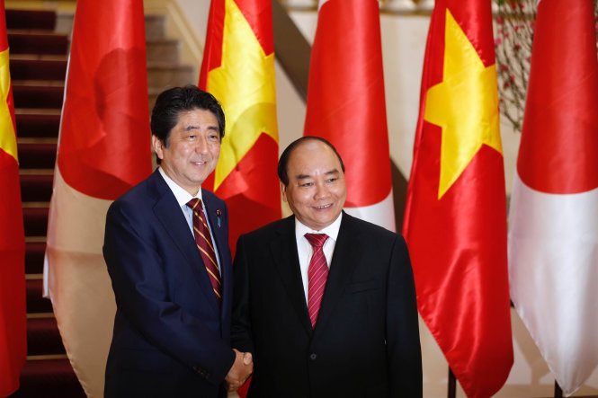Thủ tướng Nguyễn Xuân Phúc bắt tay Thủ tướng Shinzo Abe trước khi tiến hành hội đàm - Ảnh: Việt Dũng