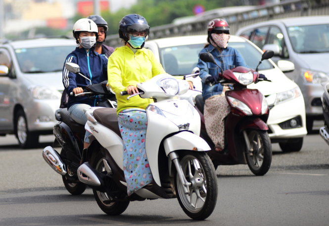 Thời tiết Sài Gòn nắng nóng khiến chị em phụ nữ khi ra đường phải dùng nhiều biện pháp để chống nắng - Ảnh: Duyên Phan