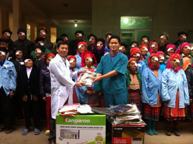 Những người dân nghèo vùng cao được mổ mắt và tặng quà từ Hội Thầy thuốc trẻ - Ảnh: Tỉnh đoàn Hà Giang cung cấp